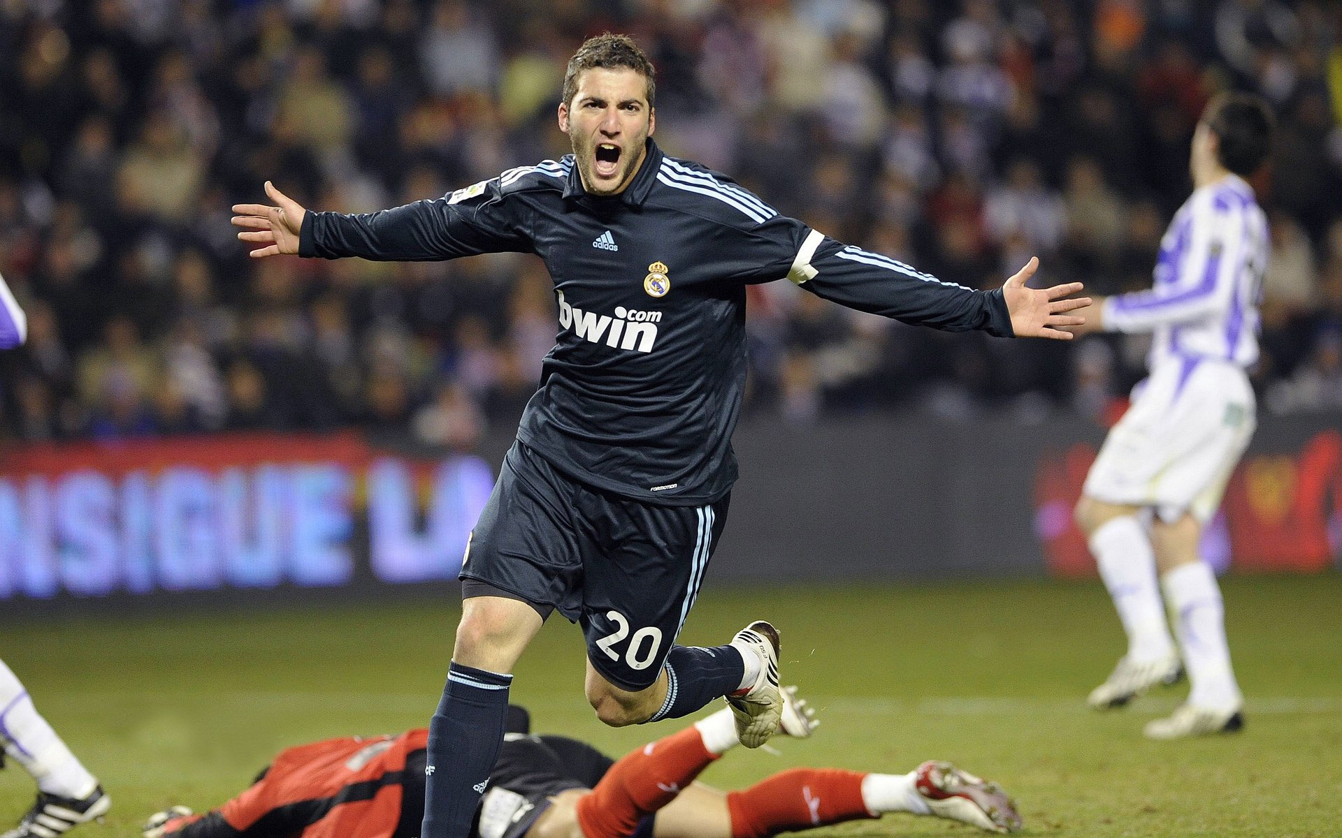 巴塞罗那边路突破成为制胜关键，巴塞罗那站位