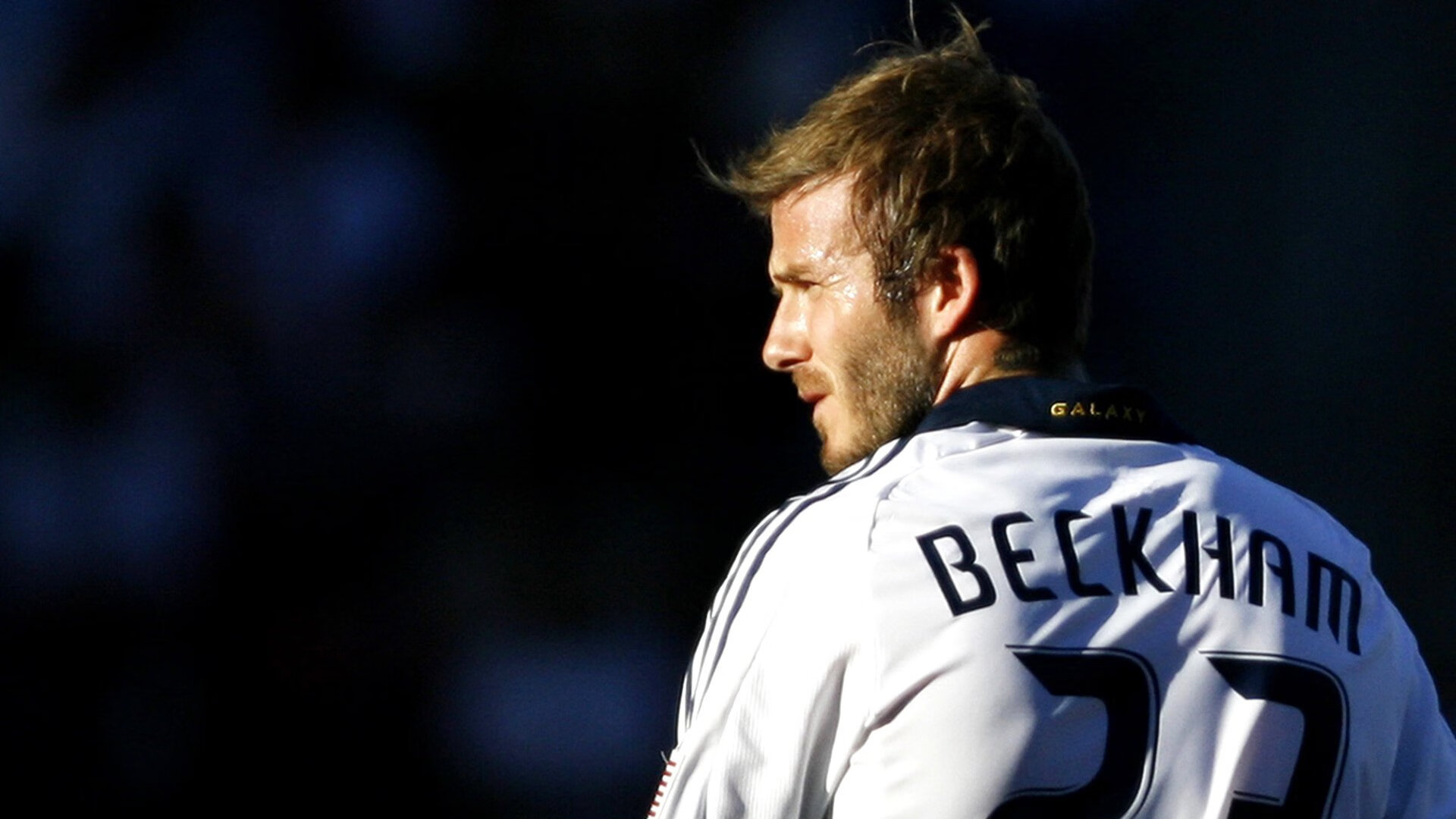 转换进攻中传球优先还是持球推进更有效,足球转移进攻